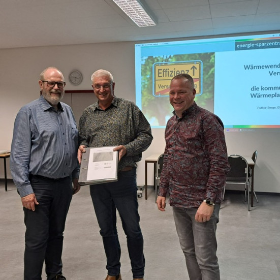 Der ehemalige Amtsdirektor Hergen Reker, Ulf Schmidt von der Energie-Sparzentrale GmbH und Bauamtsleiter Martin Nagel präsentieren den finalen Wärmeplan für das Amt Putlitz-Berge